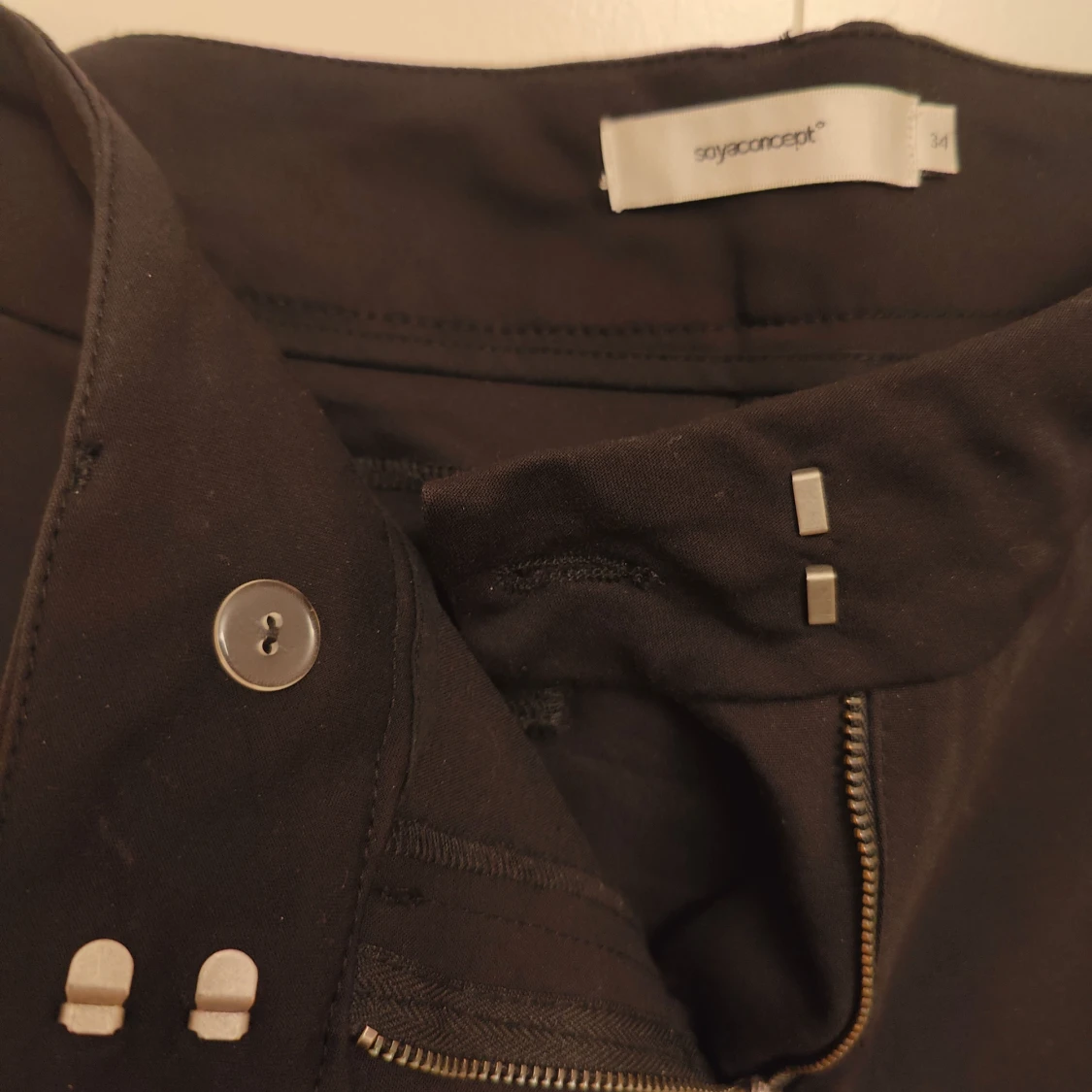 Svarta tapered byxor Soyaconcept - 2