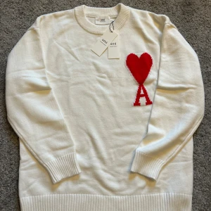 Ami Paris sweatshirt  - Tja säljer nu en helt ny Ami Paris sweatshirt som är riktigt stilren i storlek S.                                              Hör av er om ni har några frågor!