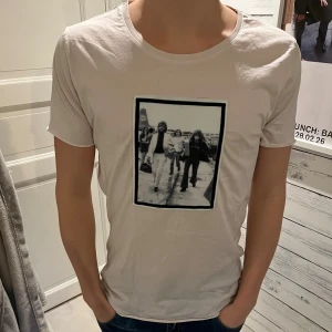 Ljusrosa t-shirt från Limitato - Ljusrosa t-shirt från Limitato med tryck på Ringo Starr & Maureen Starkey. Den har små defekter som syns på de 2 sista bilderna, men syns knappt och påverkar inte användningen. Säljer pga ingen användning och rensar garderoben. Skriv om ni har frågor! Pris kan diskuteras. 