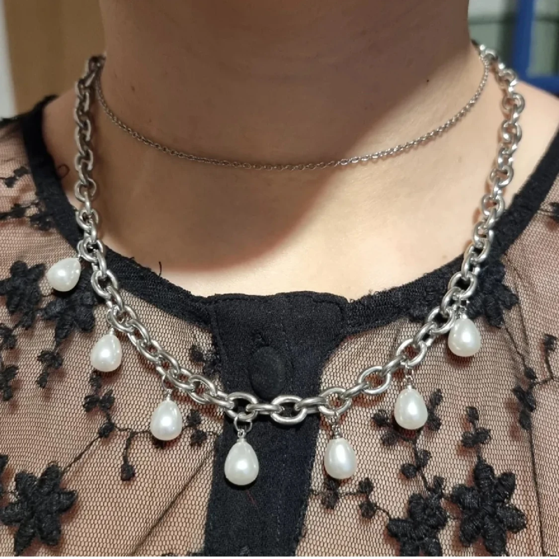 Silverfärgat halsband med pärldroppar - 1