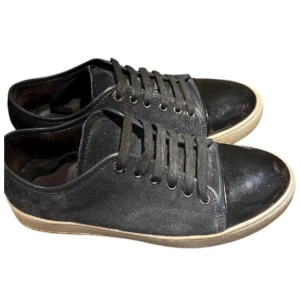 Lanvins - Tjena! Säljer dessa fräscha Lanvins. Skick 7/10, använda men fortfarande fräscha! Uk 5. Hör av dig vi minsta fundering 💫🤝