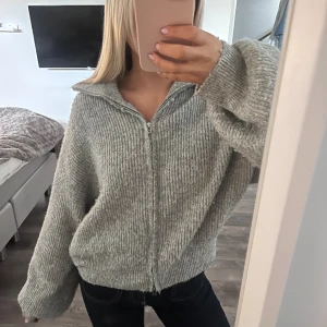 Stickad kofta - Säljer denna superfina kofta då den inte kommer till användning! Den är bara använd några gånger!💕