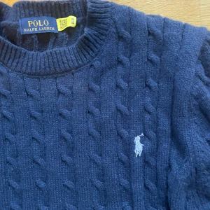 Mörkblå stickad tröja Polo Ralph Lauren - Stickad polo Ralph lauren tröja, köpt från Thörnlund, nypris 2400kr mitt pris 1299kr. ✅Storlek M. Dm vid frågor osv ‼️