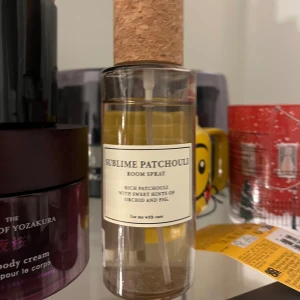 Sublime Patchouli Room Spray - Room spray med rik patchouli och söta inslag av orkidé och fikon. Perfekt för att ge ditt rum en fräsch vibe. Enkel att använda och snygg design som passar in i alla miljöer.