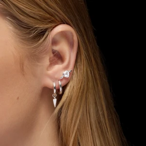 Maria Nilsdotter örhänge i silver - Säljer ett par snygga örhängen från Maria Nilsdotter i äkta silver. Örhängena säljs separat men jag köpte 2 då jag ville ha ett i varje öra, ordinarie pris 1295 kr. Jag säljer för 800 kr st och 1500 för båda!💞