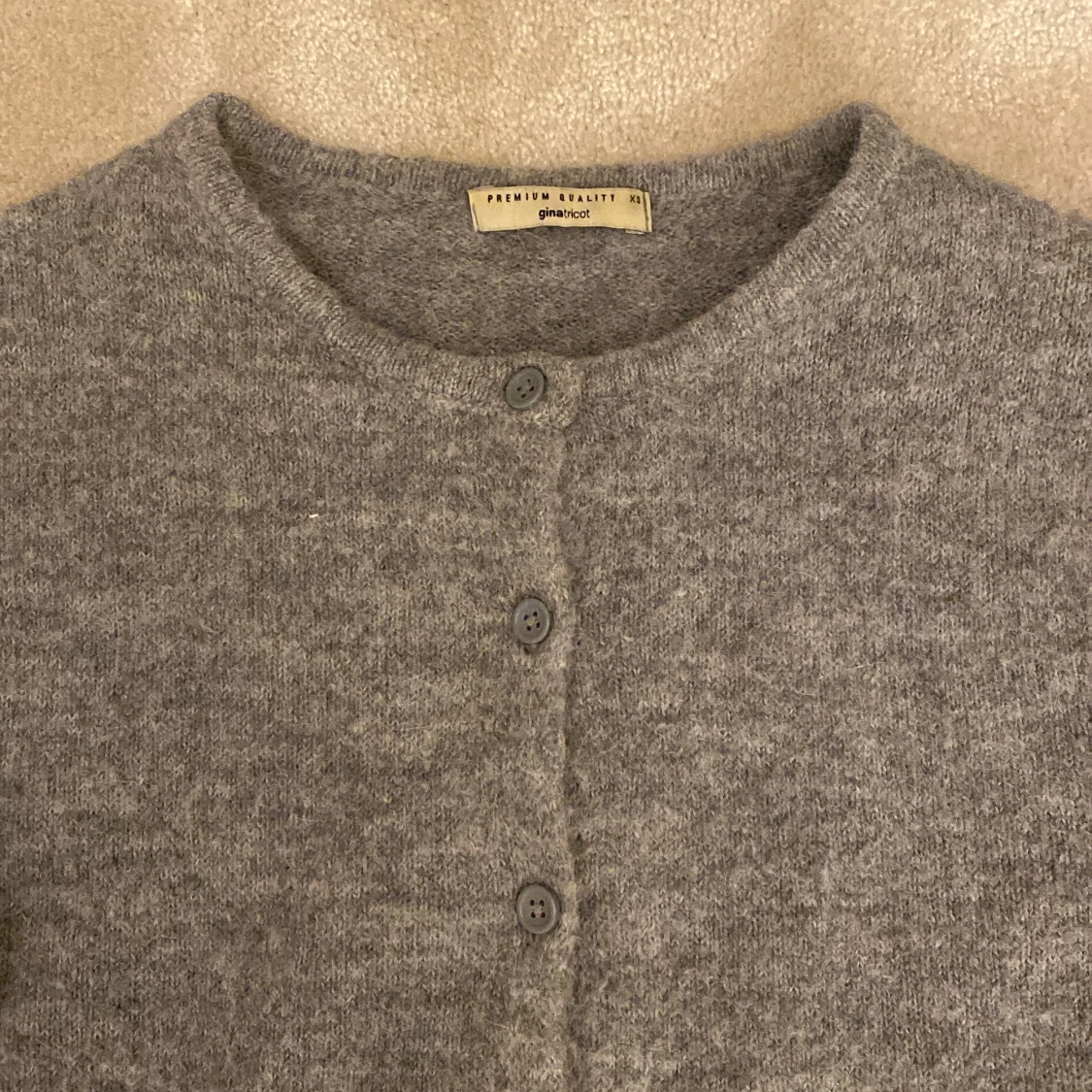 Grå stickad kofta från Gina Tricot