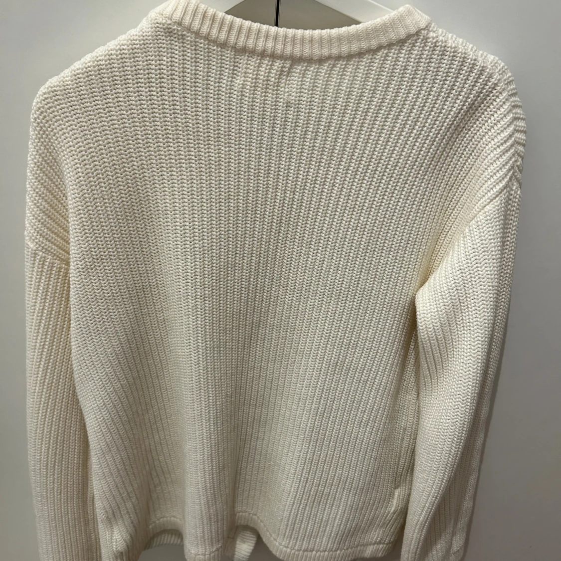 Krämvit stickad kofta med träknappar - 2