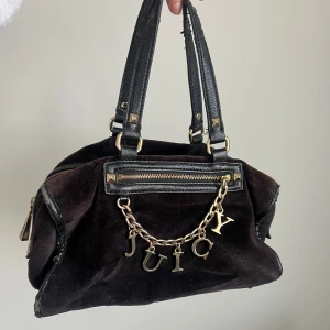 Juicy Väska <3 - Vintage brun handväska från Juicy Couture i sammet med detaljer i skinn och guldfärgad kedja med bokstäver. Eftersom den har några år på nacken så flagnar skinndetaljerna och den behövs tas in på reparation. Små defekter därutöver förekommer, skickar gärna fler bilder!🤎
