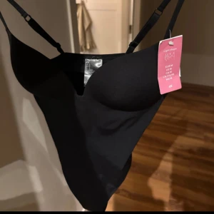 Populära H&M bodyn - Har kvar prislapp. Storlek M