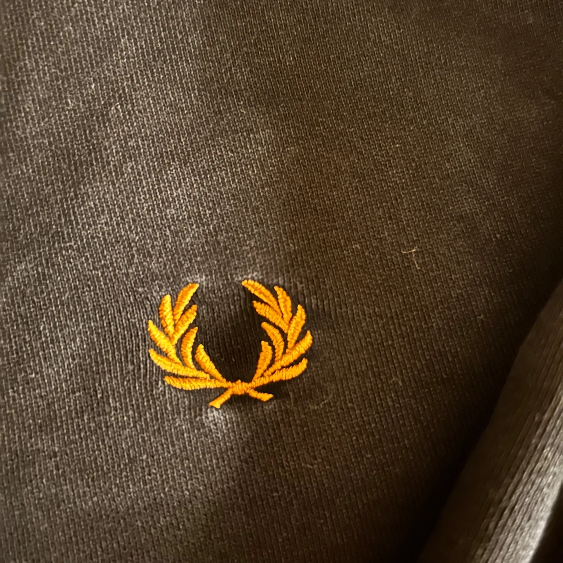 Mörkblå Fred Perry hoodie med broderi - 1