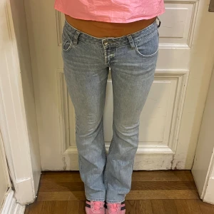 Ljusblå jeans  - Ljusblå jeans modellen på bilden: 176cm