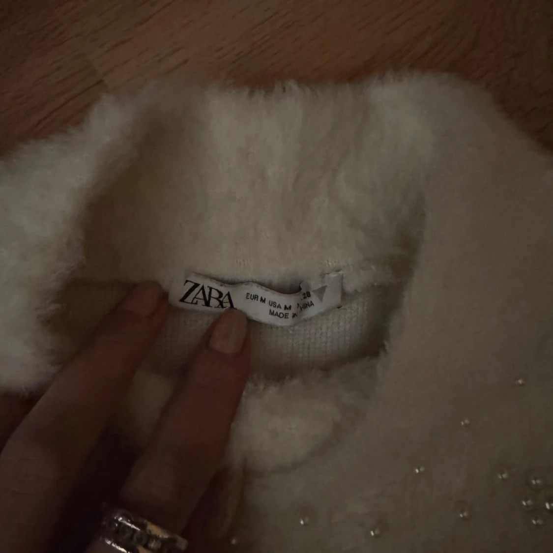 Vit fluffig tröja med pärlor från Zara - 1