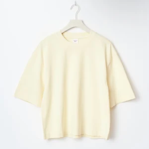 Oversized ljusgul t-shirt i bomull - Säljer en oversized t-shirt i en mjuk ljusgul färg. T-shirten har korta ärmar och rund halsringning, tillverkad i skön bomull. Perfekt för dig som gillar en loose fit och enkel stil.