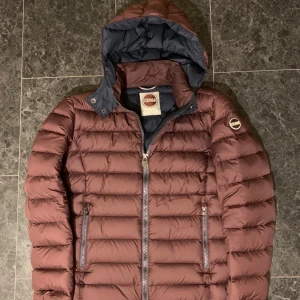  Colmar pufferjacka - Tja! Säljer en fet vinröd pufferjacka från Colmar i storlek 48 (M sitter som S). Perfekt nu inför höst/vinter! Hör av er vid eventuella frågor!