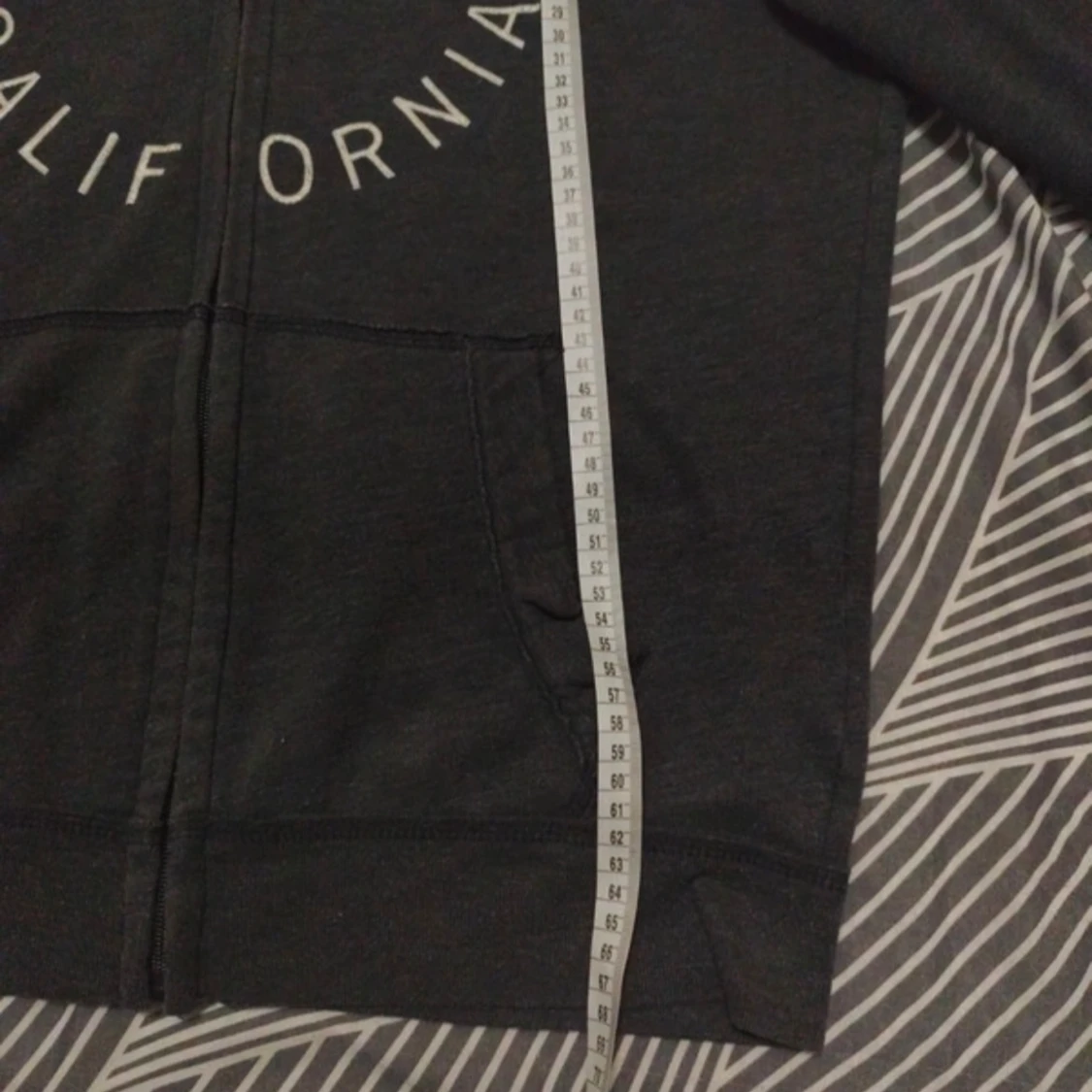 Svart hoodiejacka med fuskpäls från Hollister - 4