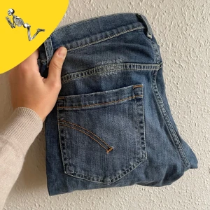 Dondup jeans  - Dondup jeans modell George med slitning på höger knä och vänster ficka | Size 31 fits 32+ | pris 600kr men är inte hugget i sten 🪨 ✍️| vid fler frågor tveka inte på att kontakta mig ⭐️🙌🏼|