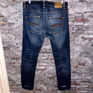 Nudie Selvedge jeans - Mycket fint skick, inga defekter. Nypris ca 2500kr. Storlek W33 lean dean, passar dig som är mellan 175-185cm ungefär. Inga konstigheter med jeansen. Tags medföljer inte. Skriv för mer information!🤝