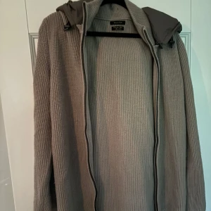 Massimo Dutti Cardigan - Säljer nu denna sällsynta samt eftertraktade Massimo Dutti cardigan i storlek L, Skick är 10/10 knappt använd i min ägo. Om det är några frågar så är det bara att skriva