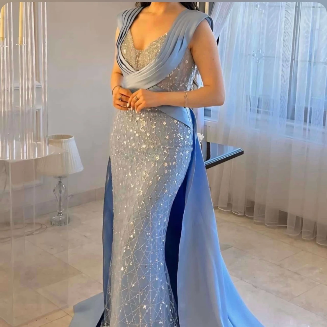 Glittrig blå långklänning med drapering