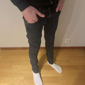 Nudie Jeans - Tvärfeta nudie jeans perfekt nu till vintern med lite mörkare jeans i färgen Marinblått, Storlek 29/32