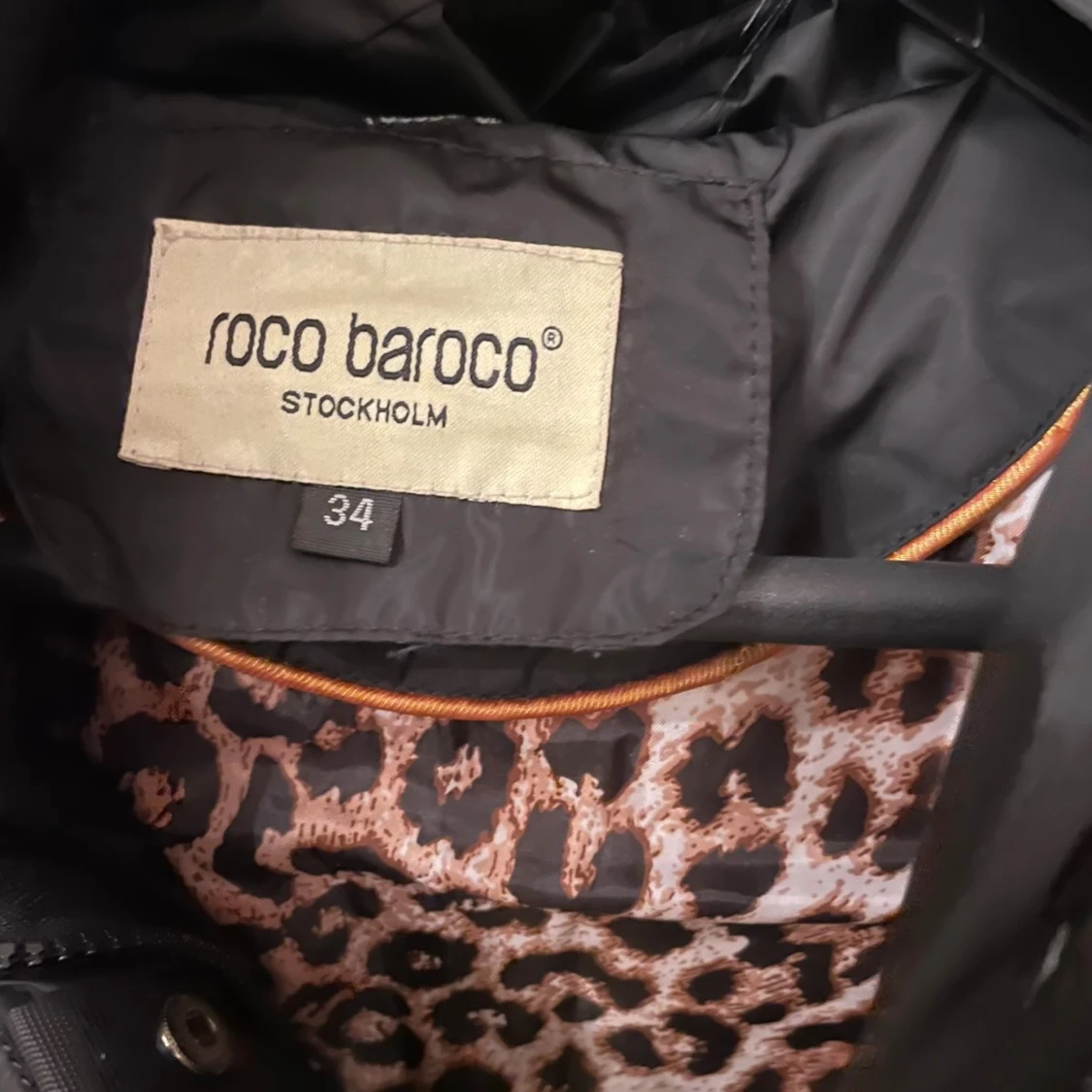 Svart dunjacka med päls från Roco Baroco - 3