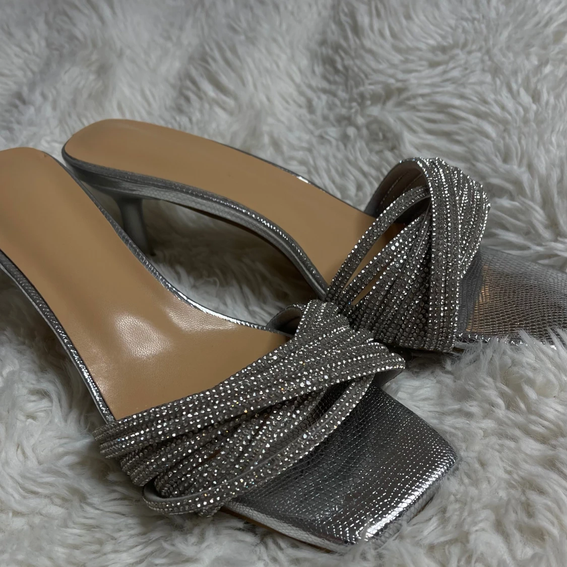 Glittriga silverfärgade låga klackar - 2