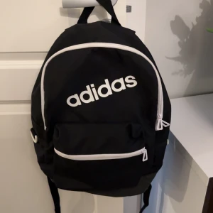 Adidas ryggsäck  - Oanvänd och i fint skick.