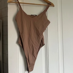 Brun body från Zara  - Storlek M
