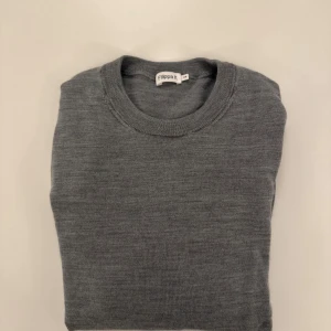 stickad merinoull tröja ifrån Filippa k - En stickad merinoull tröja ifrån Filippa k✅                Skick 7/10 har en liten defekt annars bra ✅ 