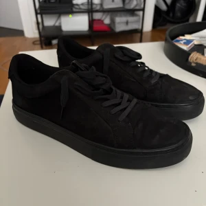 Sneakers - Säljer dessa sneakers från vagabond i mycket fint skick. Endast använda fåtal gånger. Skorna är lite stora i storlek