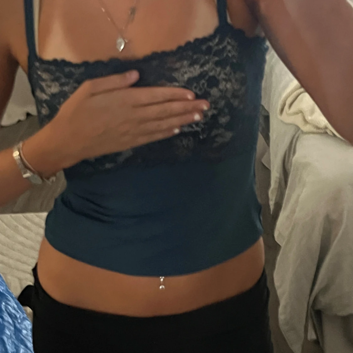 Mörkblå linnetopp med spets