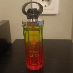 Bi-Es Paradise Eau de Parfum - Färgstark och trendig parfym för kvinnor från Bi-Es. Flaskan har en unik design och passar perfekt för dig som vill sticka ut. Eau de parfum-variant för långvarig effekt.