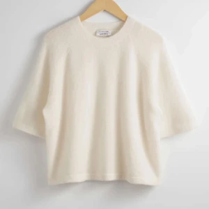 Suuupersöt trekvartsärmad!!❤️❤️💞😇💟 - Världens sötaste och mest eftertraktade stickade trekvartsärmade tröja från & other stories💞💞💟😇🥳🥳 den är såå himla skön och är i materialet alpaca så den är exklusiv😜❤️ den är perfekt inför hösten och vintern!! Denna färg finns inte längre att köpa så det är bara köp och köp! Nypris 790 men jagcsäljet för endast 300kr då jag behöver pengar!!