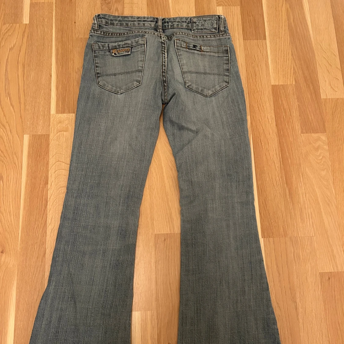 Lågmidjade utsvänga jeans  - 2
