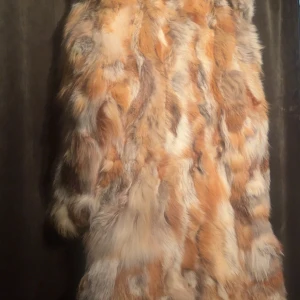 Exklusiv vintage rödrävpälskappa från 1970-talet  - Exklusiv vintage rödrävpälskappa från 1970-talet   Ett tidlöst stycke lyx och hantverk. Denna äkta rödrävpälskappa, handgjord på 1970-talet, har en fantastisk naturlig röd lyster och fyllig, mjuk textur. Vackert bevarad med sitt ursprungliga foder och en elegant silhuett som aldrig går ur modet.  🌿 Autentisk vintage – unik i sitt slag ✨ Utmärkt skick, sparsamt använd 👗 Perfekt som ett iögonfallande föremål eller samlarobjekt  Storlek: S/M Skick: Utmärkt vintage 