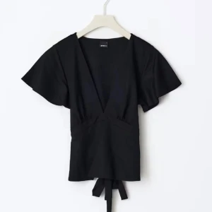 gina tie topp - säljer då den inte används💕