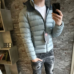 Ny Colmar jacka - Nytt skick, endast testad och tags medföljer. Storlek 48/S passar dig som är mellan 175-185cm ungefär. Nypris ca 4000kr. Modellen är 185 cm, 79 kg. Passar bra nu till vintern. Skriv för mer information!🤝