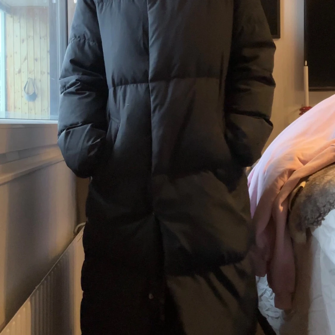 Svart lång pufferjacka med hög krage