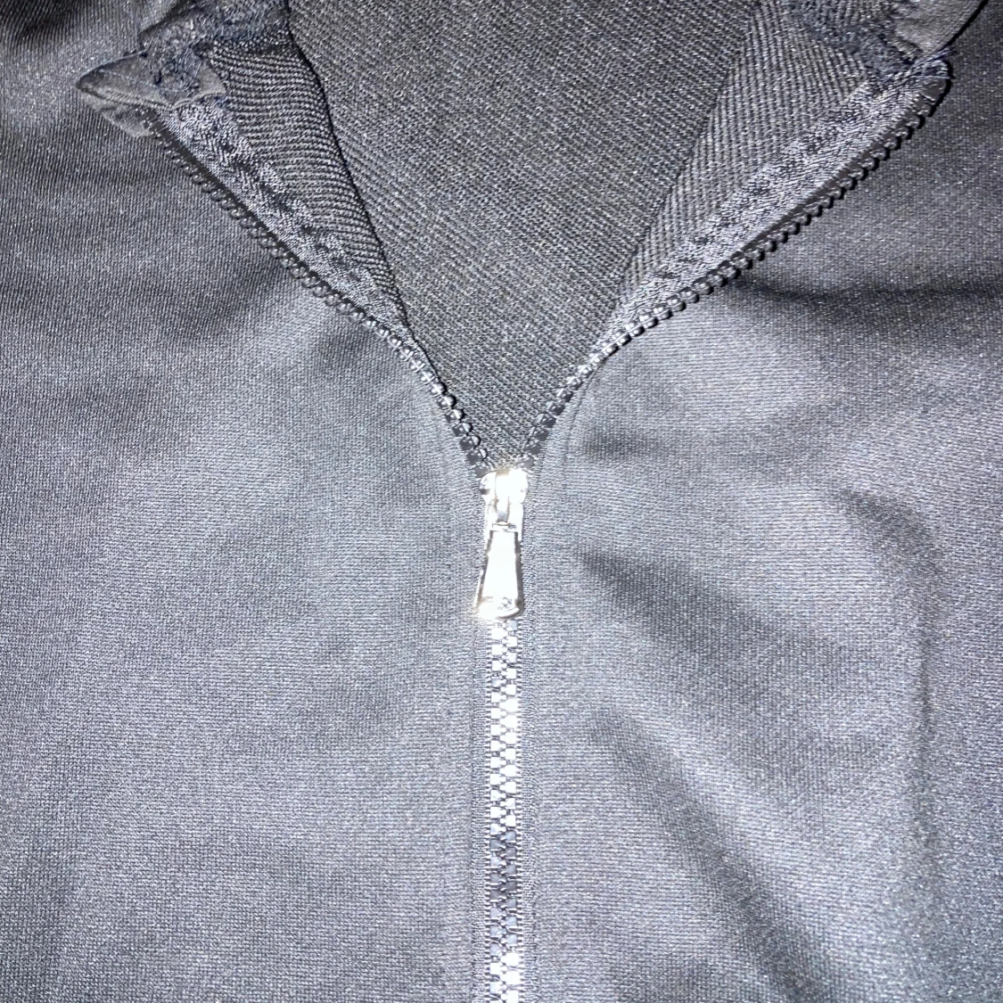 Svart hoodie med dragkedja - 1