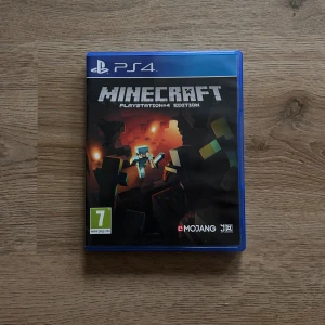 Minecraft PlayStation 4 Edition - Minecraft PlayStation 4 Edition i originalfodral med manual och skiva i mycket fint skick. Utforska, bygg och överlev i den populära sandlådevärlden. Passar för 1-4 spelare, stöd för online och offline multiplayer. Inga synliga skador eller slitage.