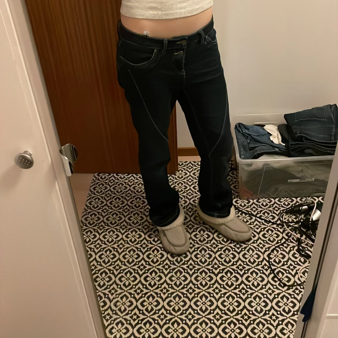 Mörkblå bootcut jeans med vita sömmar