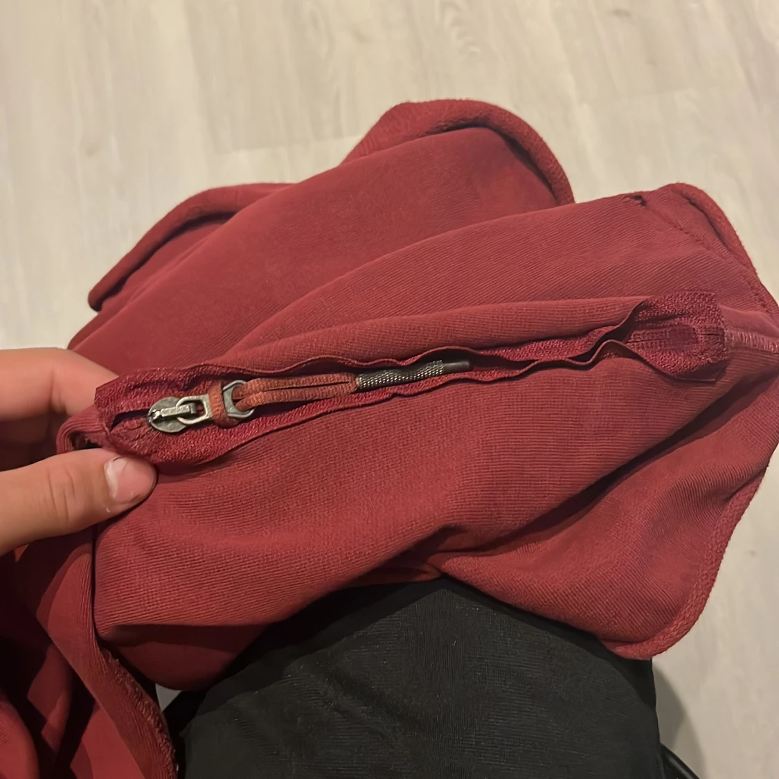 Vinröd hoodie från C'est Normal L - 4