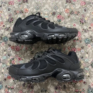 Nike terrascape - Säljer ett par svarta Nike Air Max Plus sneakers med chunky sula och synliga Air-enheter. Skorna har en cool, vågig design på ovandelen i syntet och mesh, samt snörning framtill. Perfekt för dig som gillar sportig och urban stil.