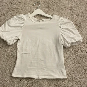 Vit blus från h&m  - Fin vit blus med puffiga ärmar från h&m storlek xs 