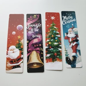 Jingle All the Way & Merry Christmas Bokmärken - Fyra färgglada bokmärken med julmotiv, inklusive tomtar, julgranar och texten 'Jingle all the way' och 'Merry Christmas'. Perfekt för dig som vill sätta extra julstämning på läsningen! Passar både ungdomar och unga vuxna som älskar julen.