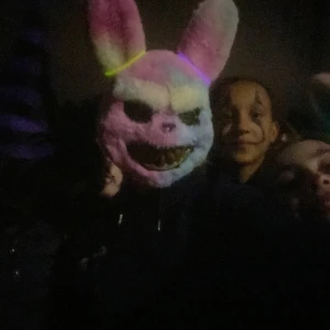 Läskig kaninmask - Läskig kaninmask, passar perfekt till maskerad eller halloween. I regnbågens färger! Helt ny, endast använd en gång.