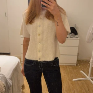 Stickad tröja - En stickad tröja ifrån ginatricot i väldigt fint skick storlek xs