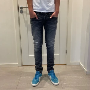 Dondup George Jeans - Säljer nu dessa Dondup George Jeans med super snygga slitningar och tvätt i designen, skriv för fler bilde/frågor🙌🏼