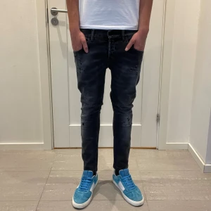 Dondup Jeans - Säljer nu dessa Dondup Jeans med super snygga slitningar och tvätt i designen, skriv för fler bilde/frågor🙌🏼
