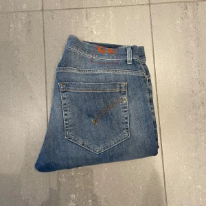 Dondup George Jeans - Säljer nu dessa Dondup George Jeans med super snygga slitningar i designen, skriv för fler bilde/frågor🙌🏼